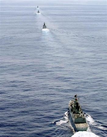 Hình ảnh biên đội tàu chiến Trung Quốc do máy bay trinh sát Lực lượng Phòng vệ Trên không Nhật Bản chụp được.